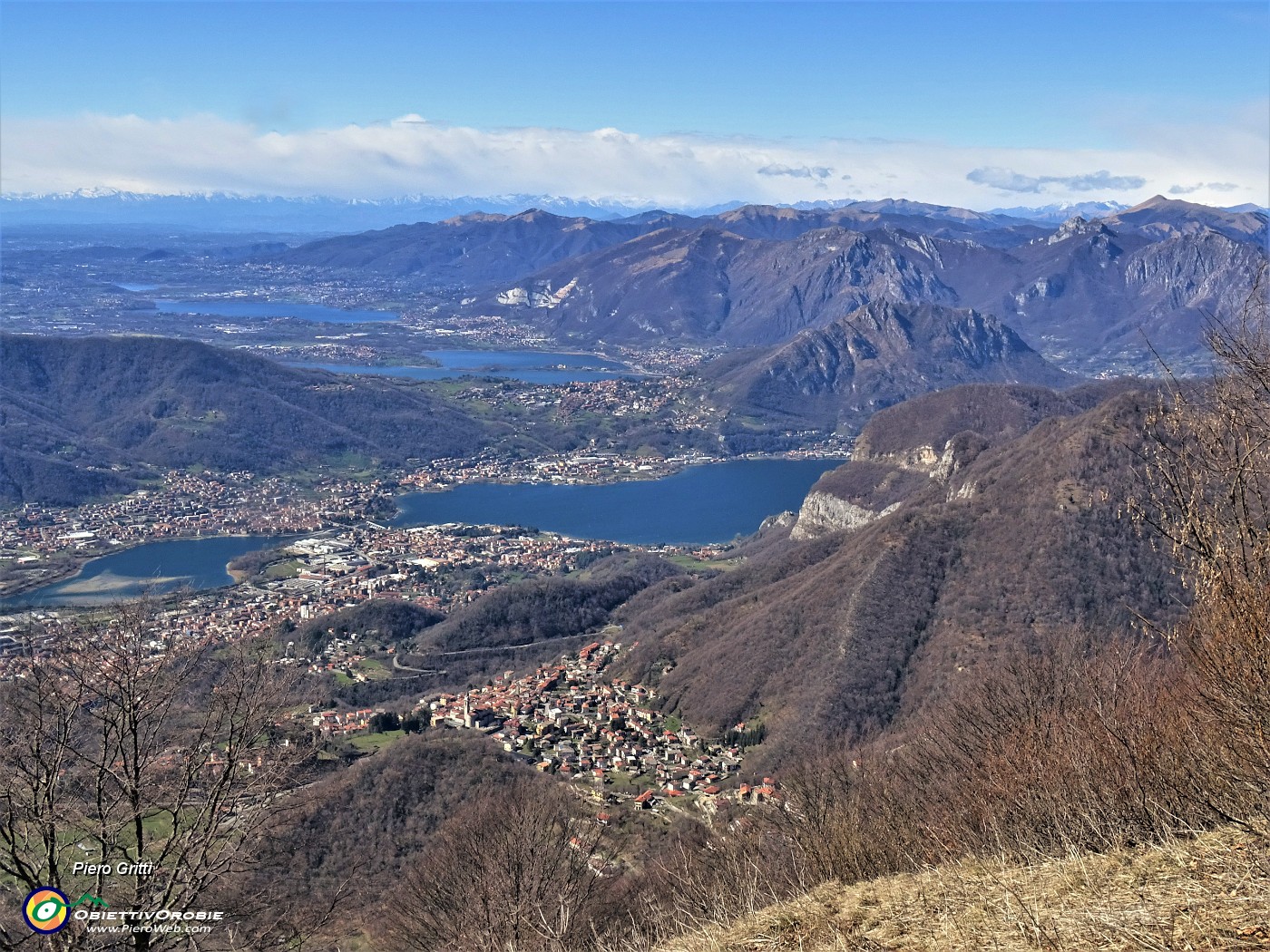 06 Dal Monte Tesoro splendida vista sui laghi brianzoli.JPG -                                